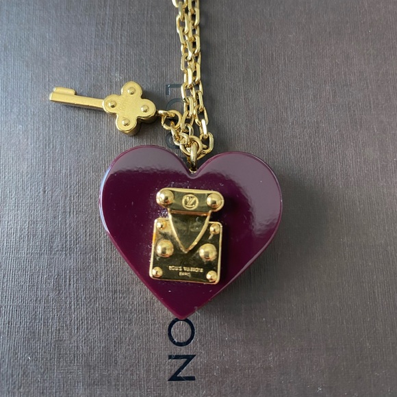 🦄 RARE 🦄 Authentic Louis Vuitton Resin Lock Me Heart Pendant Necklace - Picture 11 of 11